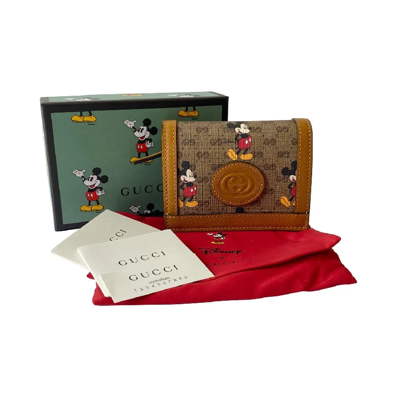 Women Gucci bags with a magnetic snap closure for easy accessGucci Limited Edition Gucci x Disney Card Case