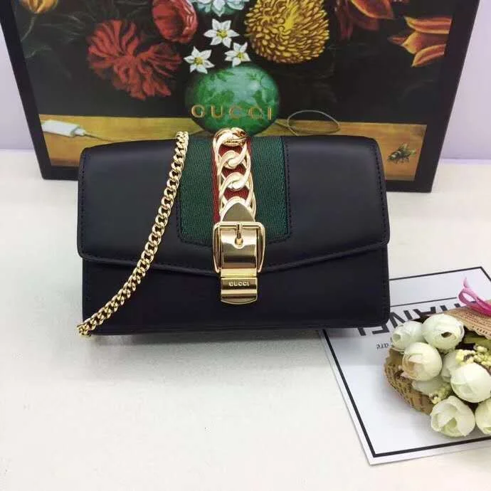 Gucci Marmont bags for women with a contrast - colored interiorGucci Bags