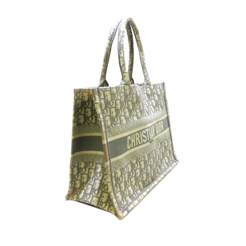 Christian Dior bags with a quilted pattern and gold - toned hardwareDior Medium Oblique Book Tote (SHG-KKZcpe)